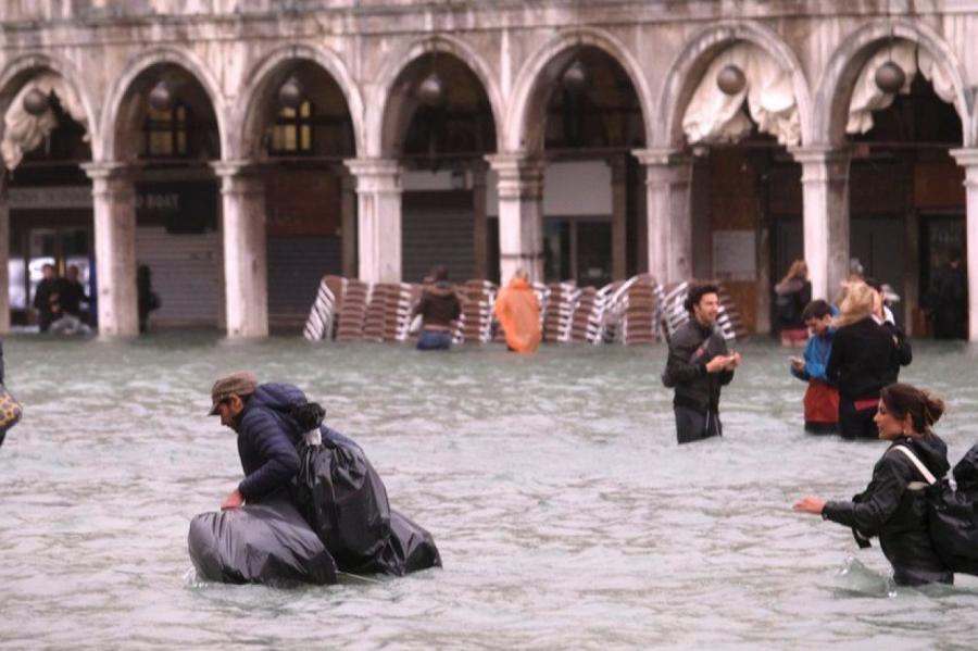 Волны на площади Святого Марка: в Венеции рекордное за 50 лет наводнение