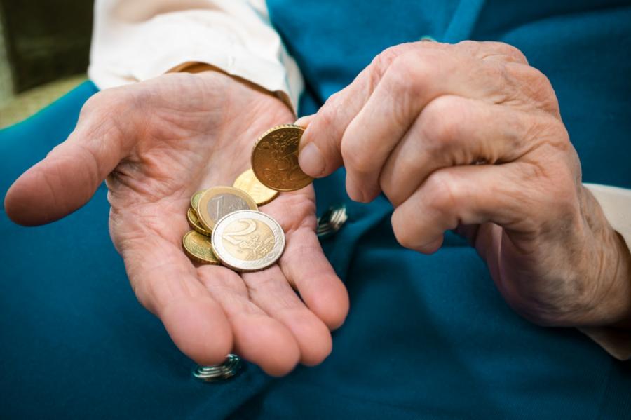 Латвийским пенсионерам добавят по полтора евро в месяц