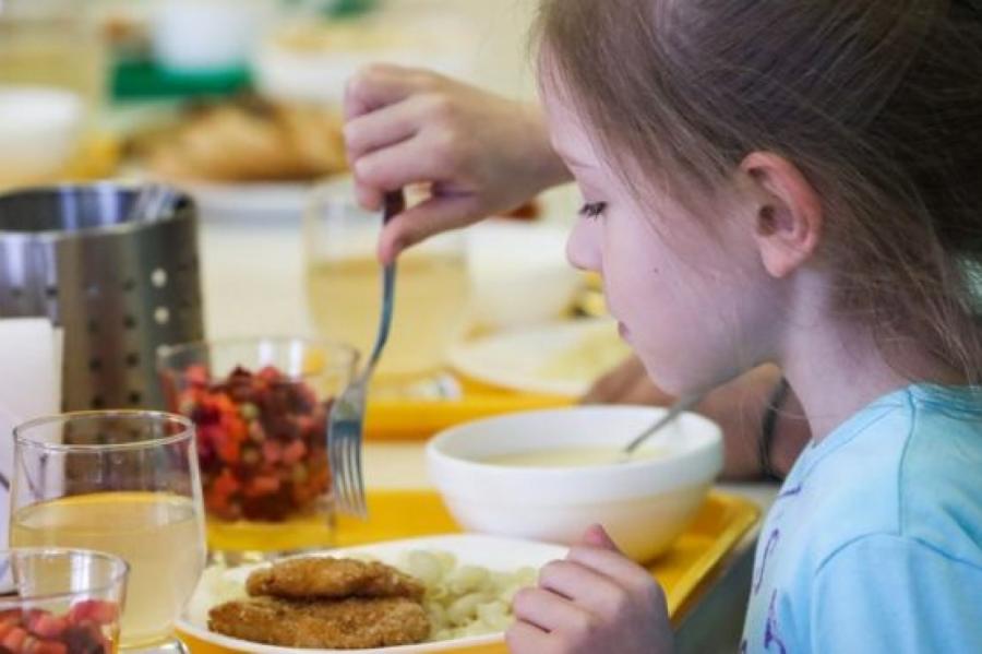 Самоуправления должны будут участвовать в финансировании школьных обедов