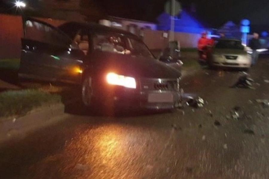 Скандал: пьяная подруга полицейского бьет 3 машины; полицейский сидит рядом