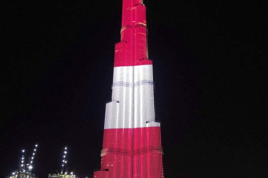 Представляете? Самое высокое здание в мире зажглось цветами флага Латвии