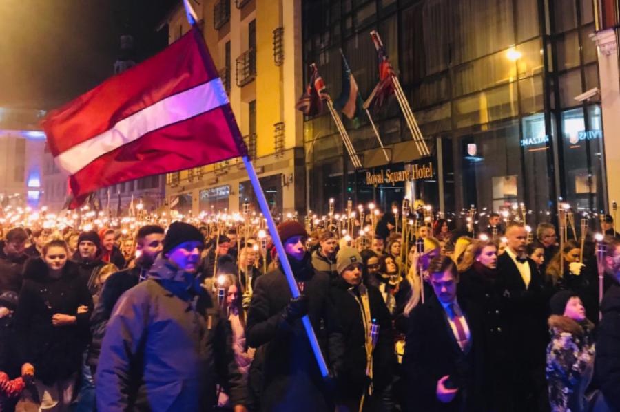 «За Латвию!» Нацблок прошёл факельным маршем по центру Риги