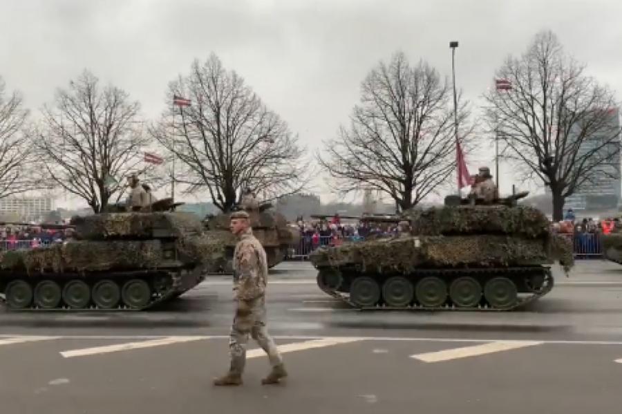 ВИДЕО: рижский военный парад со смешной озвучкой стал хитом сети