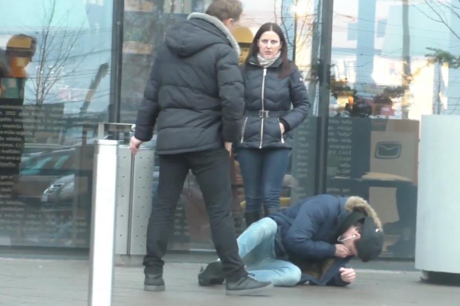 Чокнутый на улицах Риги: латвийцы в шоке от появившегося в сети видео