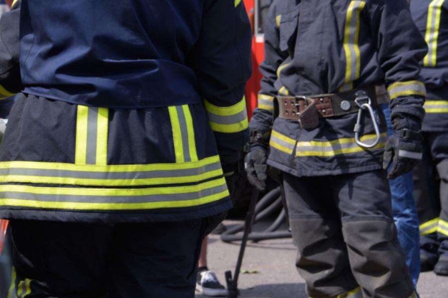 Пожар повышенной опасности в Юрмале: более 20 пожарных спасают людей