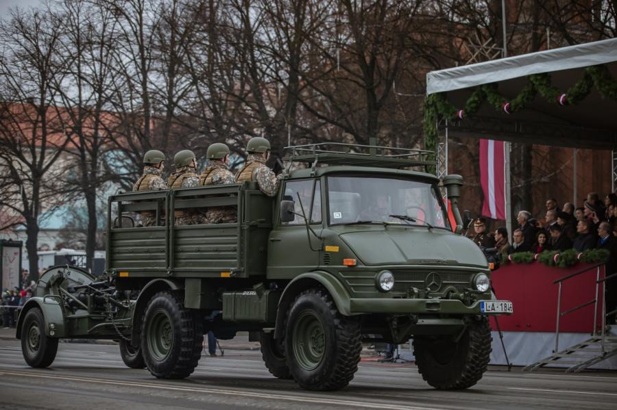 Чтобы не отсвечивало. Армейский транспорт Латвии снабдят новыми знаками
