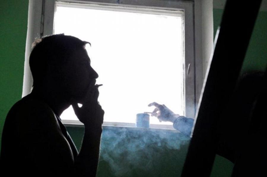 Как найти управу на соседей, которые курят в подъездах рижских домов