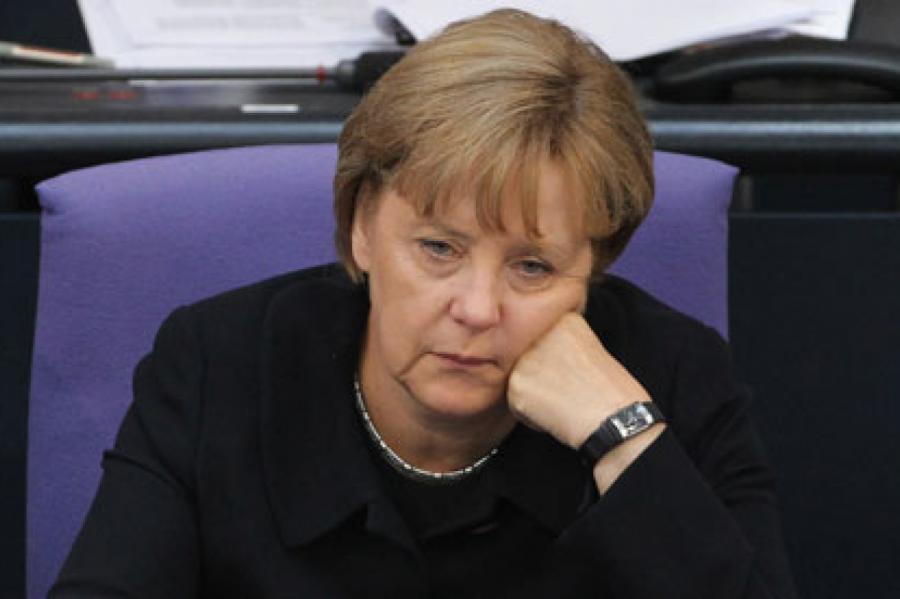 Меркель упала на сцене в Берлине