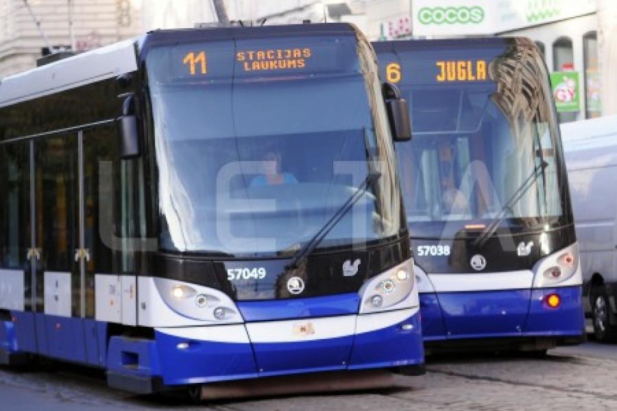 Рухнуло число пассажиров, перевезенных наземным транспортом в Латвии