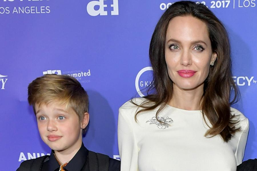СМИ: 13-летняя дочь Анджелины Джоли и Брэда Питта Шайло сменила имя на мужское