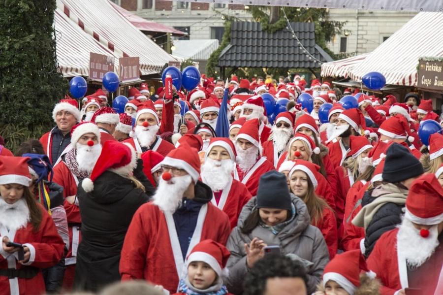 По Риге пробежались сотни Дедов Морозов