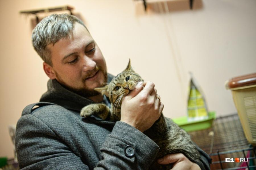 Дальнобойщик вернулся за котенком, которого спас четыре месяца назад
