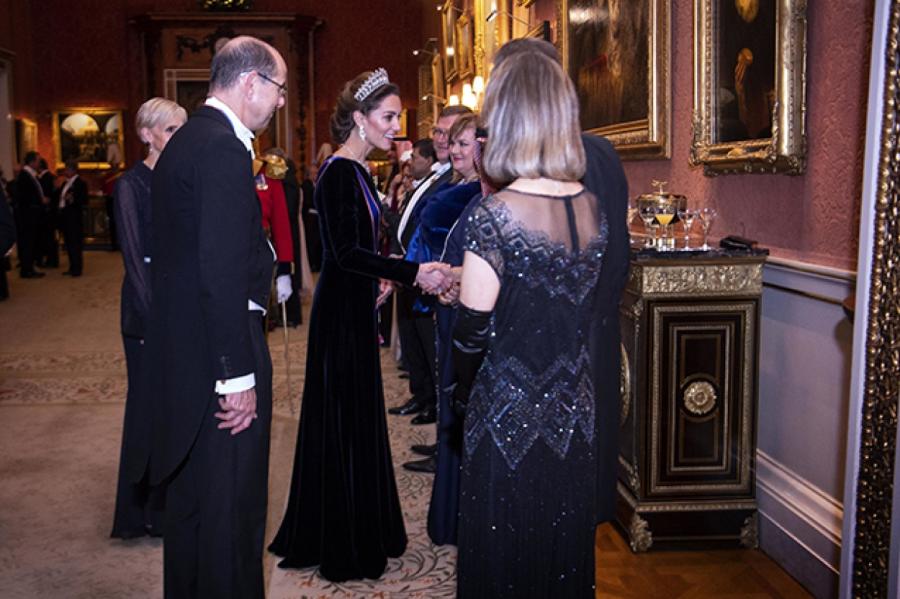Кейт Миддлтон, королева Елизавета II и другие на приеме в Букингемском дворце