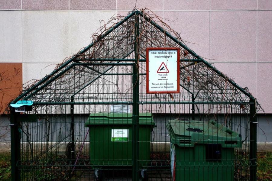 Будьте осторожны: в Латвии начались бурные сражения за мусорники (ФОТО)