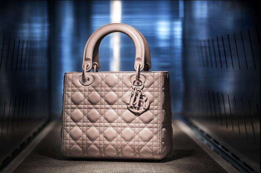Знаменитые художники преобразили сумку Lady Dior