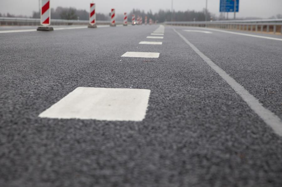 Предупреждение автоводителям: на дорогах Латвии сегодня небезопасно