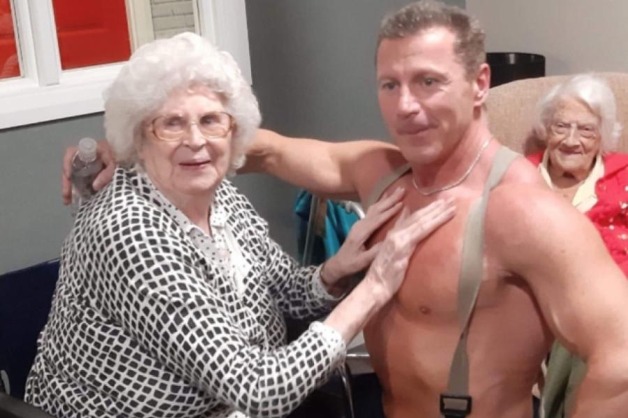 В доме престарелых исполнили мечту 89-летней старушки, устроив для неё шоу 18+