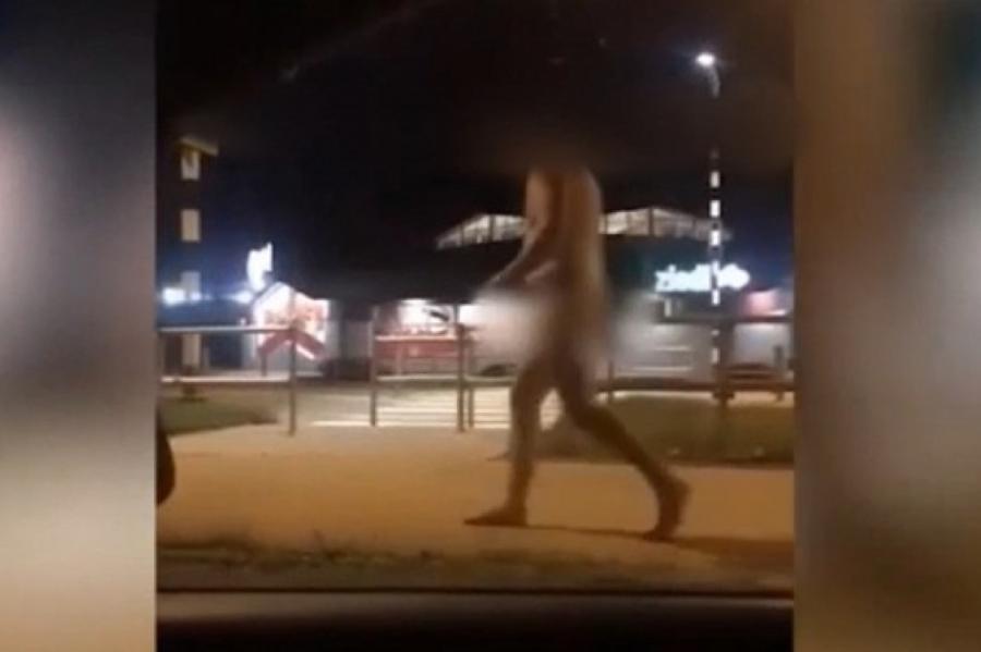 Люди в шоке: голый мужчина гуляет по улицам латвийской Бауски (ВИДЕО)