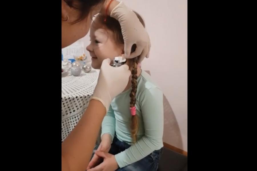 Латвийский хит: прокалывание уха ребенку закончилось крепкой матерщиной (ВИДЕО)