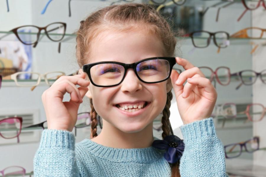 До конца года у латвийских детей есть возможность получить бесплатные очки