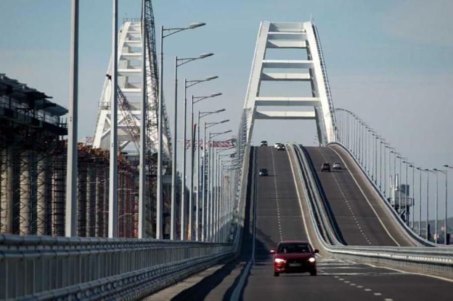 Вот это поворот: на Крымском мосту засекли странный объект (ВИДЕО)