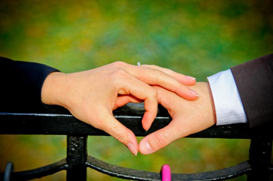 Зажигалка вместо кольца: 11 реальных историй женщин о предложениях пожениться