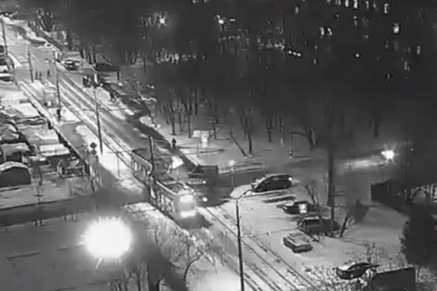ЧП в Москве: грузовик протаранил трамвай, есть пострадавшие (ВИДЕО)