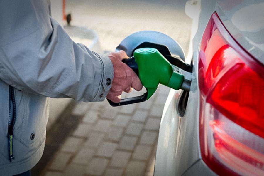 Бензин дороже наливай! Власть залезла в кошельки латвийцев под предлогом климата