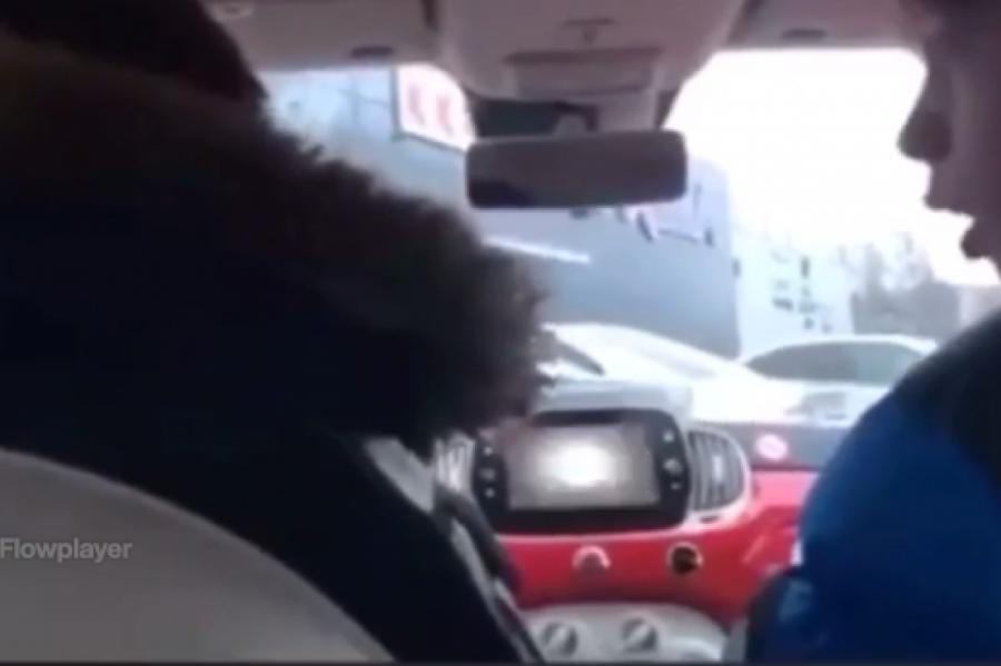 Авария на автомобиле “CityBee” в Риге: молодежь “развлеклась” у Maxima (+ВИДЕО)
