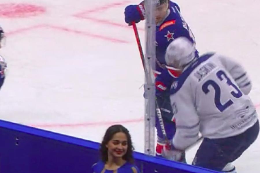 Российский хоккеист СКА ударил соперника клюшкой между ног