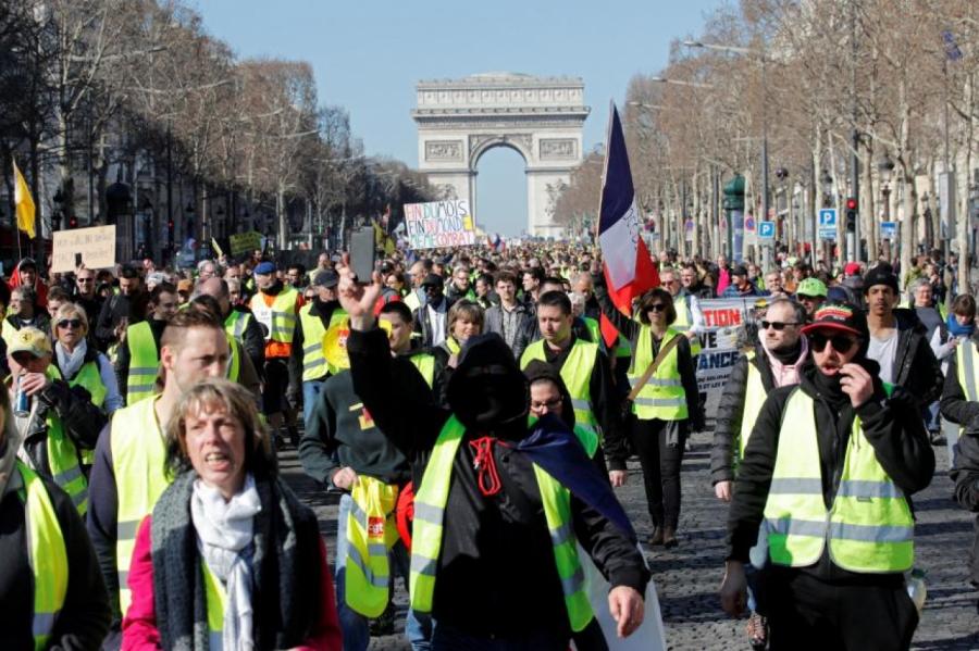 Франция решила отказаться от повышения пенсионного возраста из-за протестов