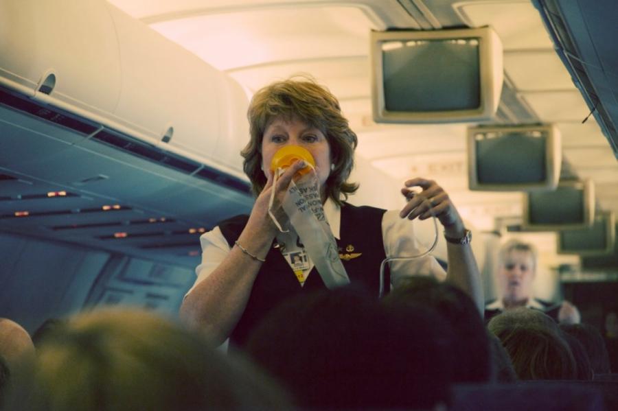 Эксперты рассказали, на сколько хватает кислорода в масках в салонах самолета
