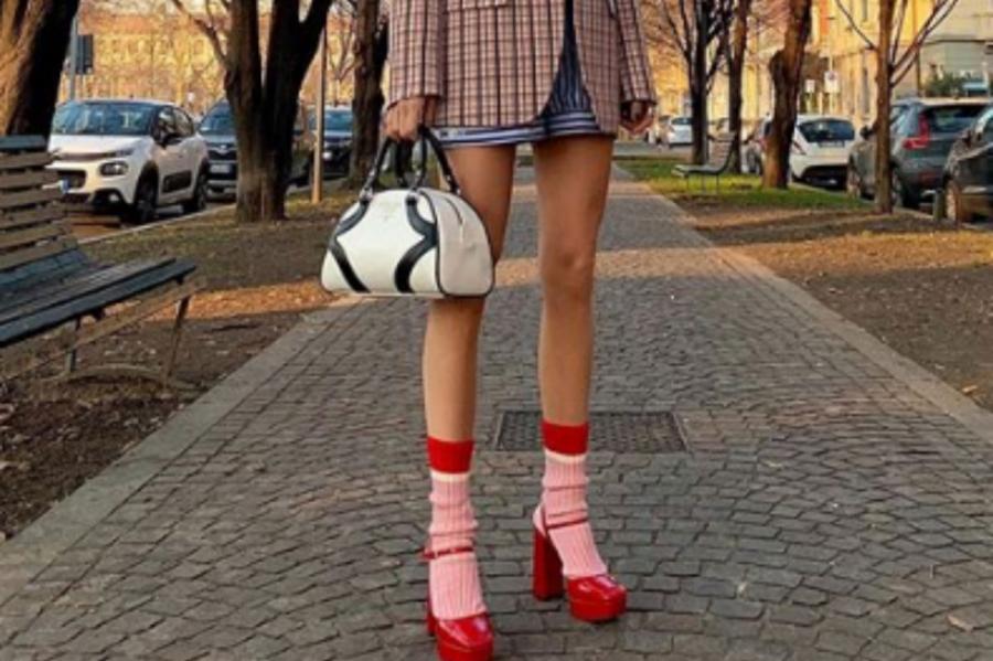 Будущей весной носите красные туфли с носками, как звезды стритстайла