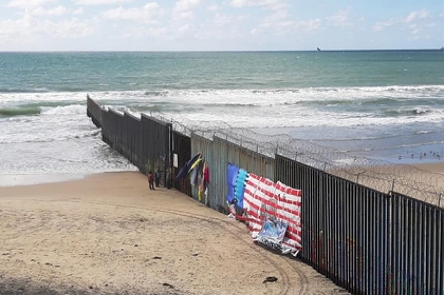 У Пентагона попросили денег для строительства стены на границе с Мексикой