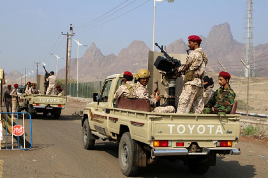Десятки человек погибли в результате нападения на военный лагерь в Йемене