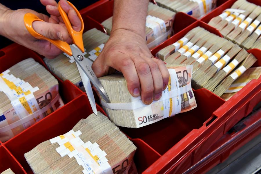 Латвийские политики получили первые миллионы евро. Это ведь не медики