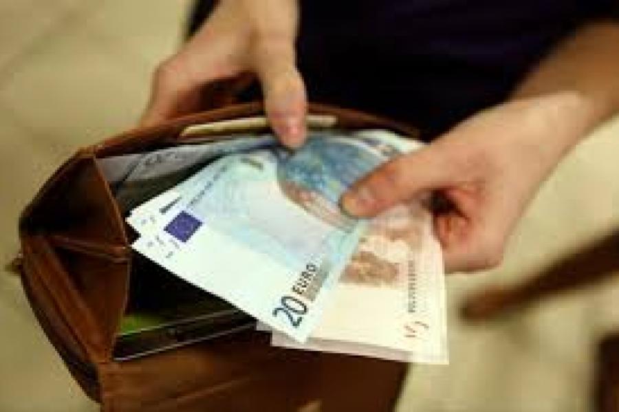 Эксперт: латвийцы привыкли откупаться деньгами от социальных проблем