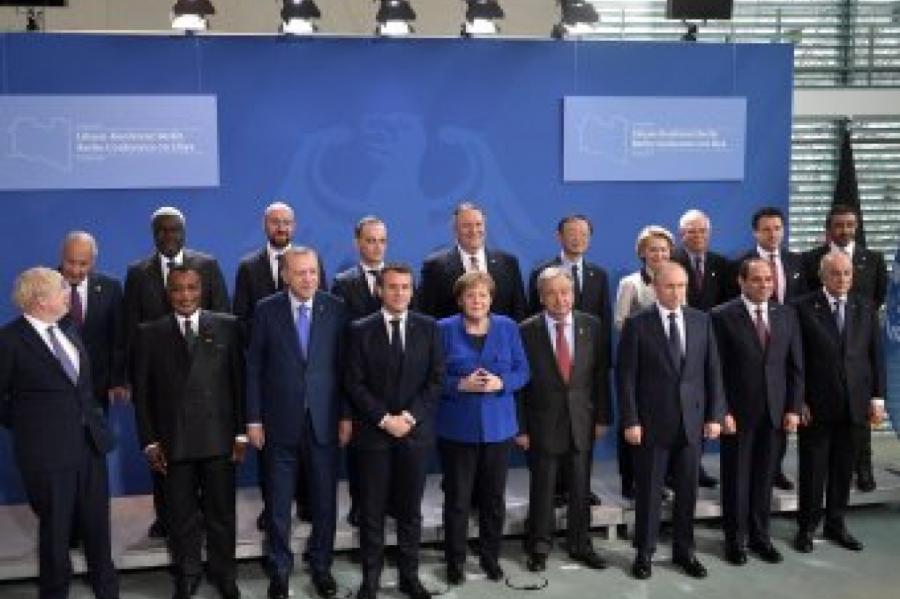 Меркель и Макрон потеряли Путина на церемонии фотографирования (Видео)