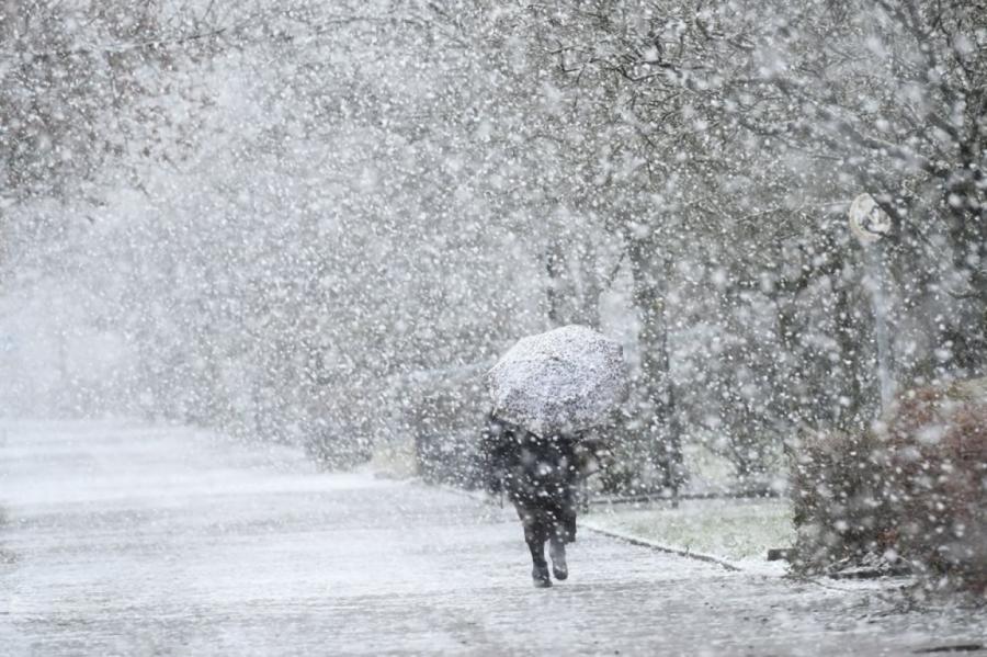 Жители Айзкраукле радуются как дети: по городу прошелся сильный снегопад (ВИДЕО)