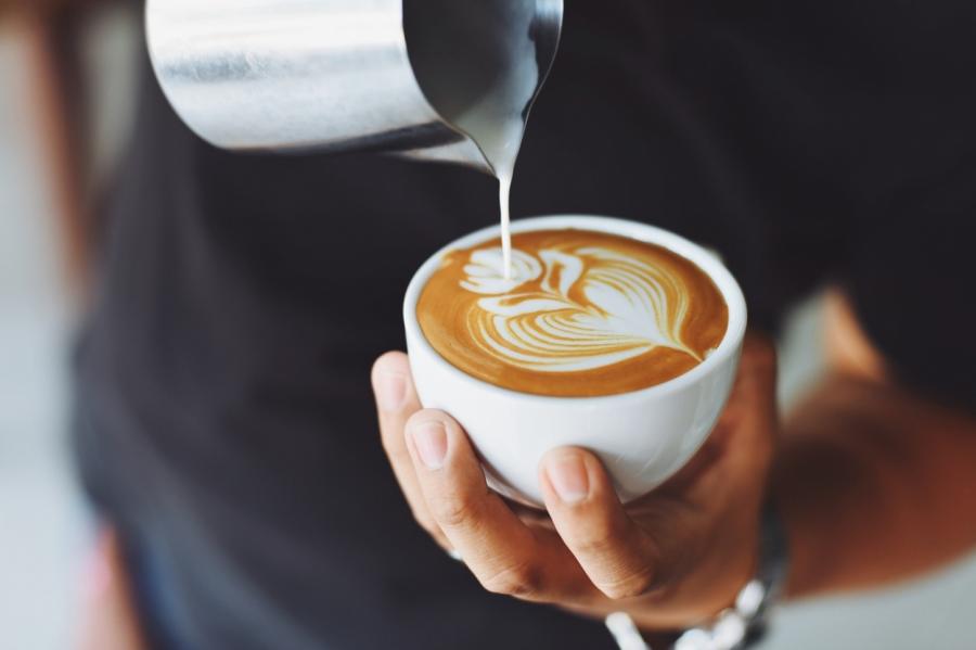 Любителей кофе призвали отказаться от молока ради экологии