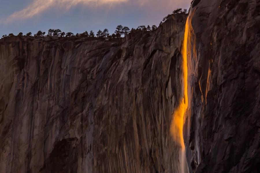 В Калифорнии сняли «огненный» водопад