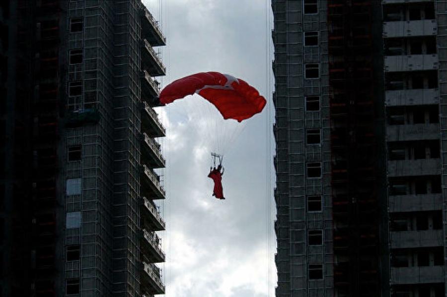 В России можно будет купить парашют для спасения из небоскреба