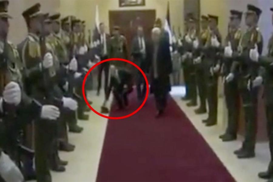 Путин поднял фуражку офицера палестинского караула (ВИДЕО)