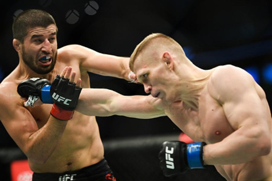 Российский боец UFC Хабилов объяснил нежелание выносить флаг страны на поединки