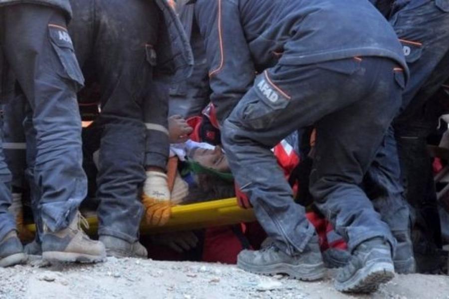 Землетрясение в Турции: десятки погибших, людей достают из-под завалов