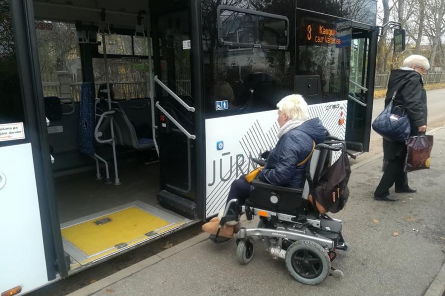 Женщину в коляске не пустили в автобус, на перевозчика собираются подавать в суд