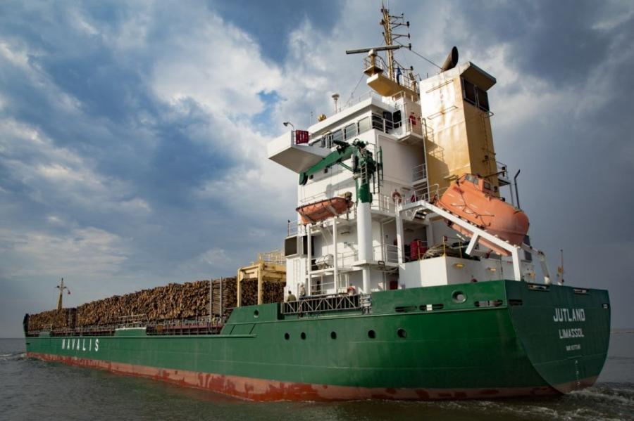 В Салацгривском порту стало на треть меньше грузов