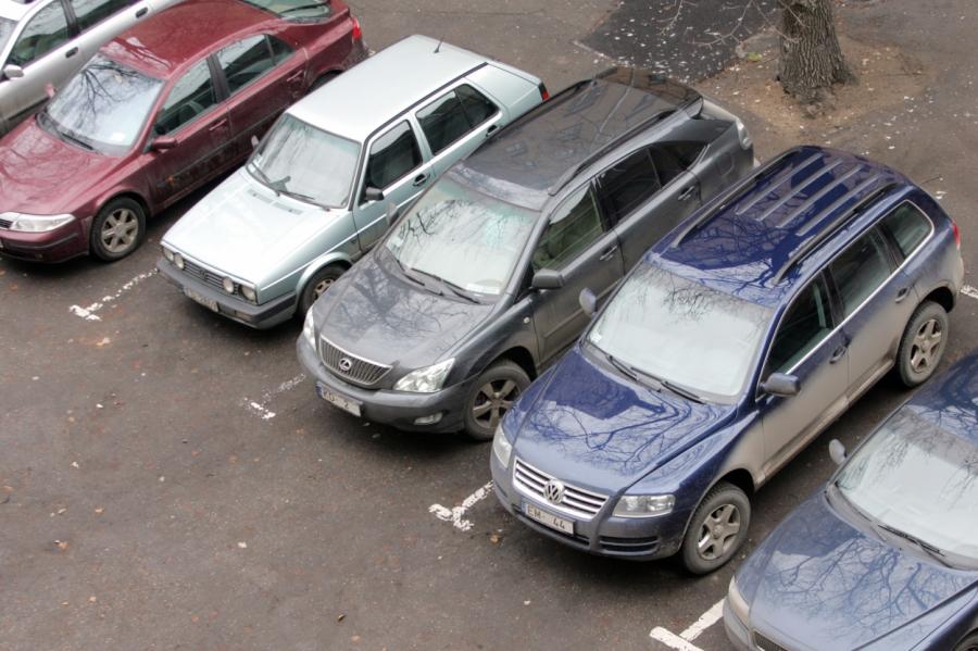 Машину купить легче, чем ее припарковать: в Риге развернулась война за стоянки