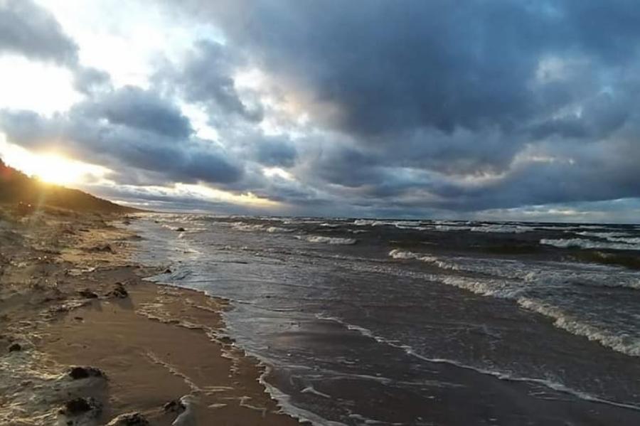 Волны до шести метров. Чем закончится шторм на Балтике?
