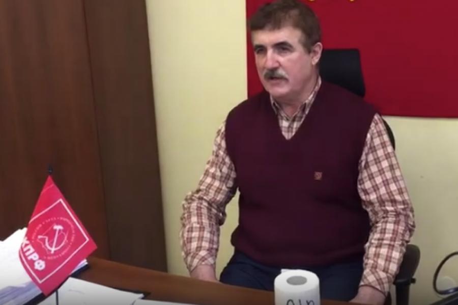Позор Путина: пенсионер ФСБ вручил депутатам туалетную бумагу за обиду стариков
